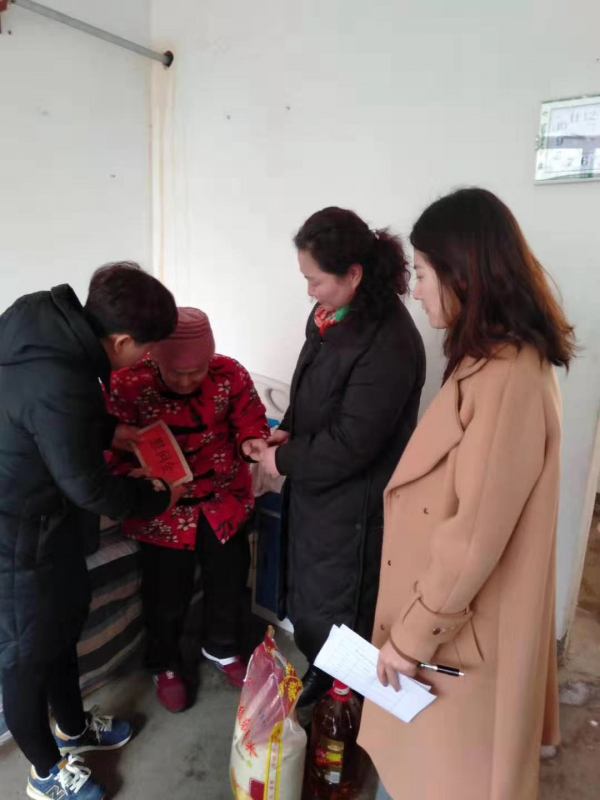 （妇联 孙琳）舜耕镇妇联开展关爱贫困母亲春节送温暖