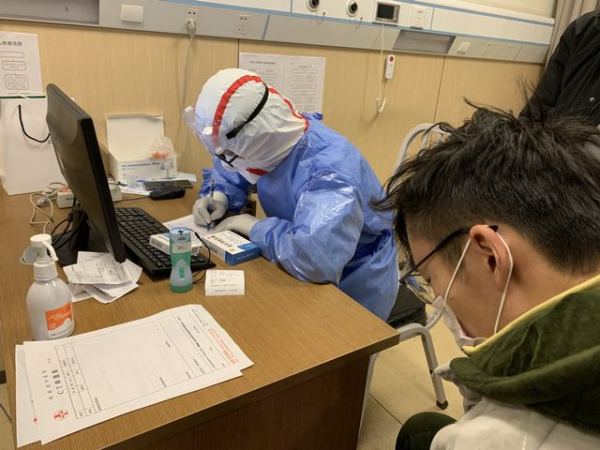 在发热门诊,医生严谨有序地接诊发热病人