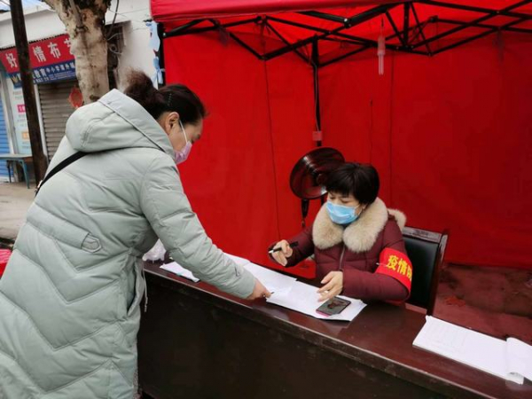 洪赛云校长在执勤