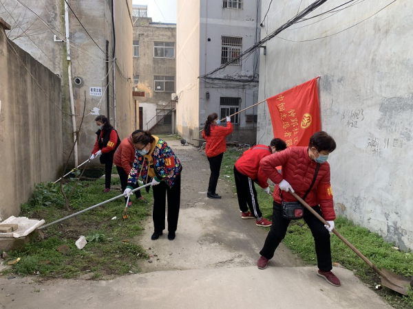 （钟郢 倪燕）钟郢社区巾帼志愿者开展爱国卫生运动，助力疫情防控 (1)