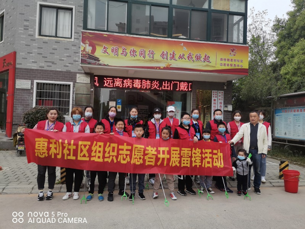 （惠利 赵丽莉）文明城市创建在行动 义务志愿者社区捡垃圾