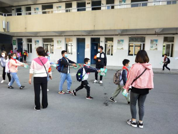 （上湖 陈玲玲）舜耕镇上湖社区助力田区十一小复学消毒3