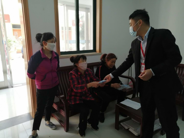 （王郢 尹浩）漫天飞舞杨柳絮 防护措施显心细2