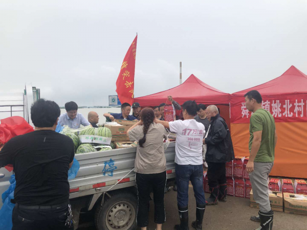 安徽鑫宏机械有限公司向抗洪抢险一线捐赠苹果、西瓜、香蕉等爱心物资2