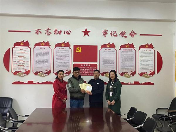 送党史学习教育书籍给非公企业2