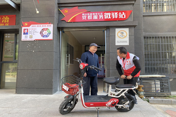 微驿站里,党员楼栋长为民服务