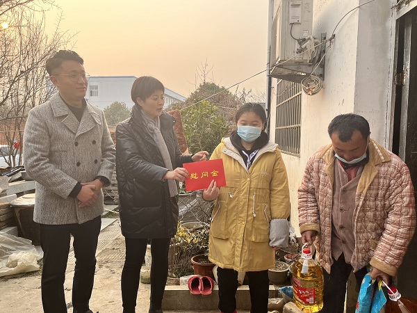 走访慰问贫困学生 爱心温暖助学梦 (3)
