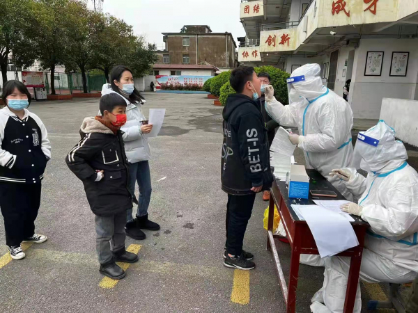 开展学校核酸检测  筑牢校园疫情防线