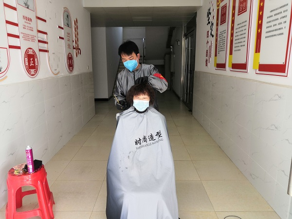志愿者义务理发 倾情助力疫情防控 (2)