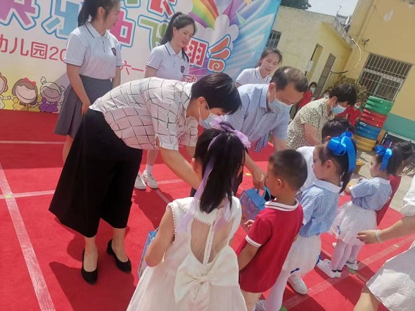 “六一”慰问 情暖童心