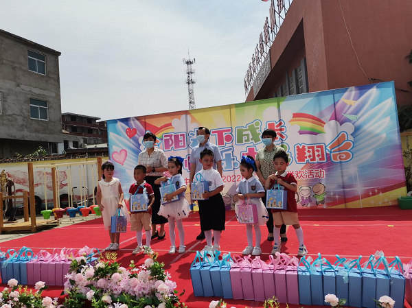 “六一”慰问 情暖童心