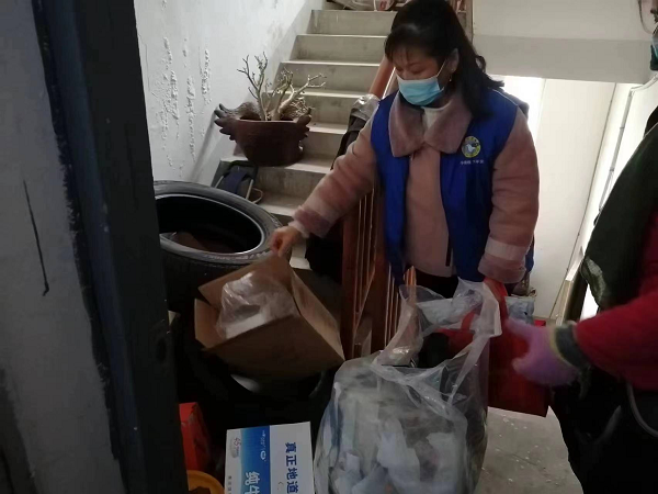 惠利社区开展“清理楼道杂物 共建文明家园”专项整治活动