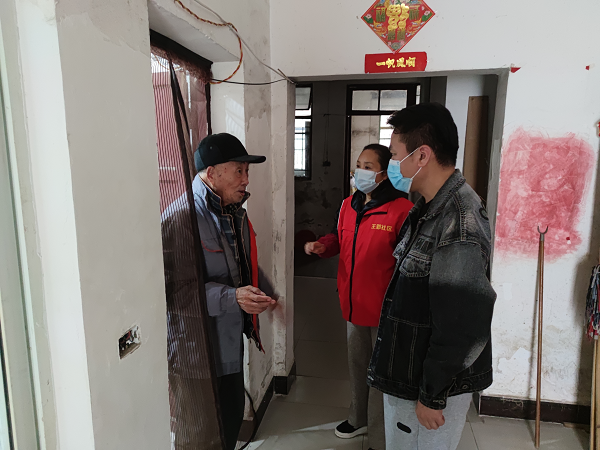 王郢社区开展“敲门行动”全面摸排