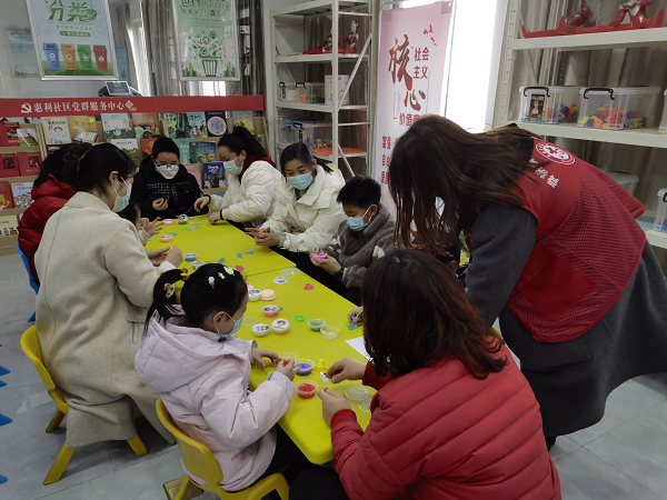 惠利社区开展“彩泥捏捏乐”亲子手工活动