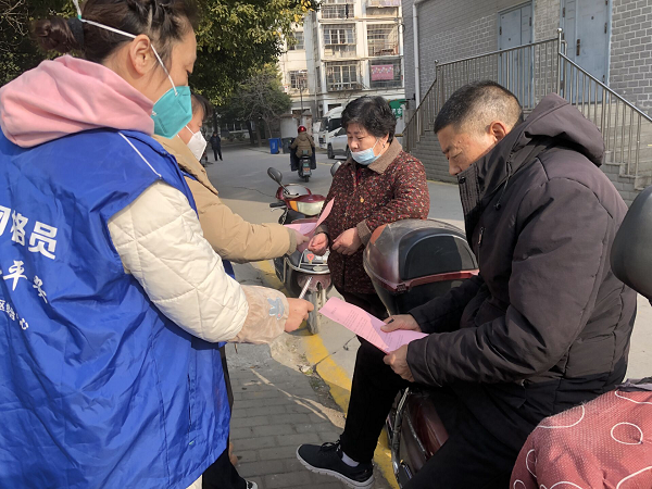 舜耕镇江陈社区网格员宣传禁放烟花爆竹