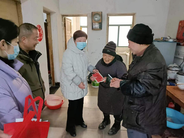舜耕镇青丰社区开展春节慰问困难党员活动