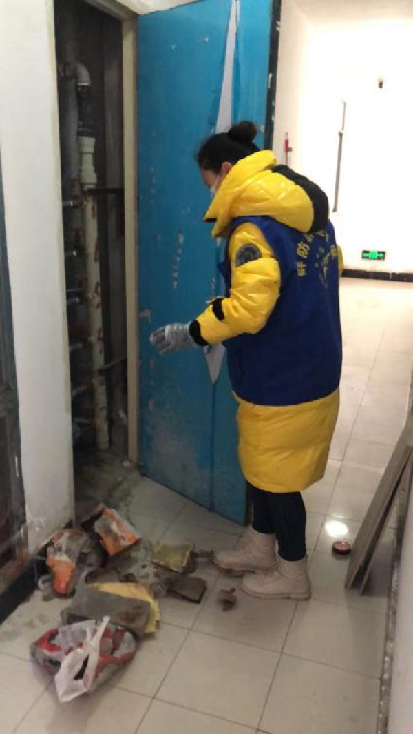 开展楼道环境整治  助力文明城市创建