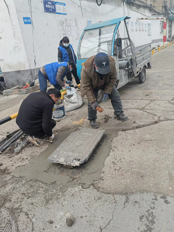 维修窨井盖 为民办实事