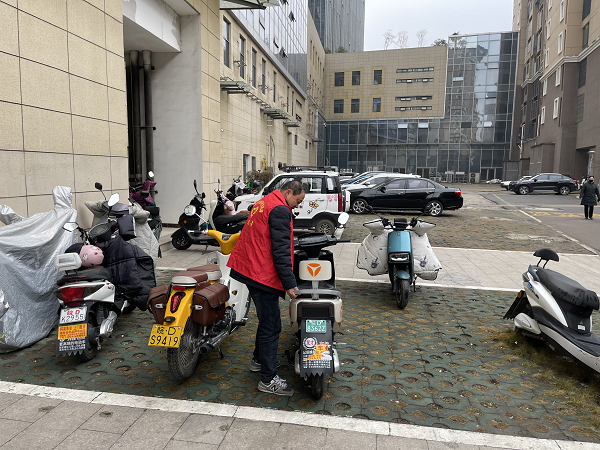 集中整治电瓶车停放  打造和谐稳定居住环境