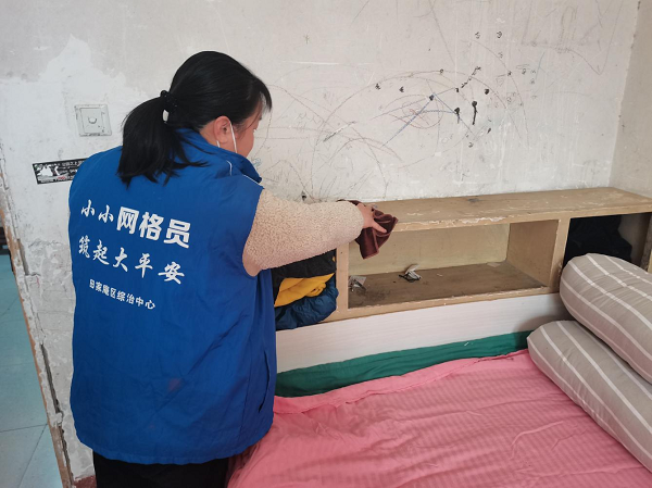 舜耕镇江陈社区学雷锋见行动 关爱孤寡老人打扫卫生