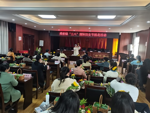田家庵区舜耕镇妇联开展庆“三八”国际妇女节插花活动