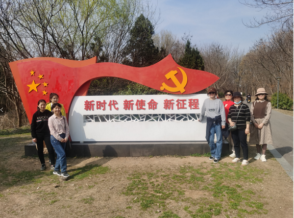 舜耕社区妇联开展三八节户外踏青活动