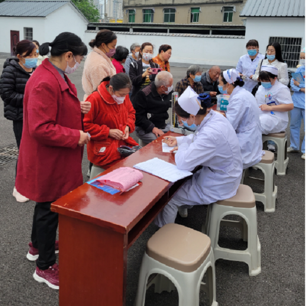 舜耕社区新时代文明实践站联合济民医院开展“义诊进社区、情暖居民心”活动