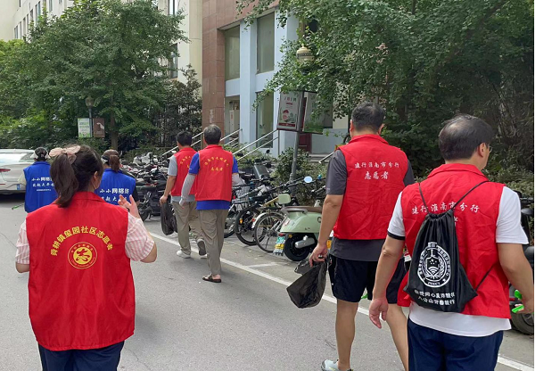 “万名志愿者  共创文明城”