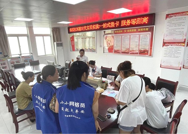 玺园社区新时代文明实践：一站式换卡 服务零距离