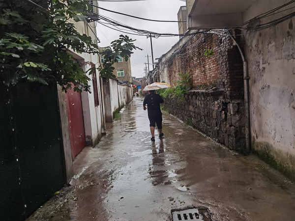 钟郢社区：加强雨天安全隐患巡查，为居民安全保驾护航