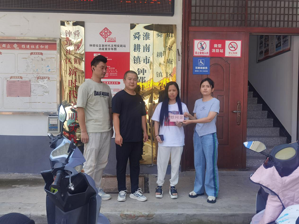 钟郢社区走访慰问现役军人家属