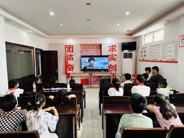 钟郢社区开展红色电影鉴赏活动
