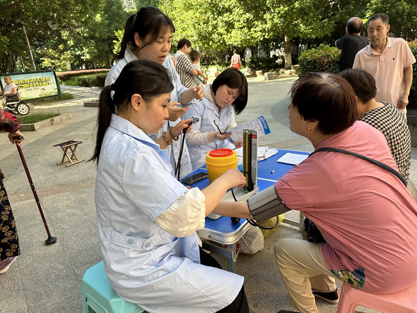 免费量血压，健康进社区
