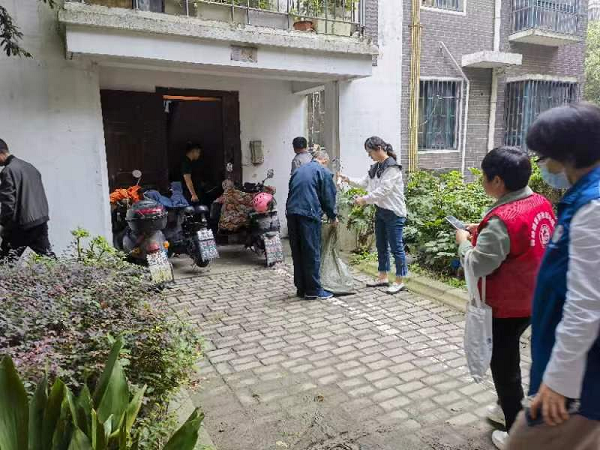惠利社区整治“飞线”在行动，让社区“无线”美丽
