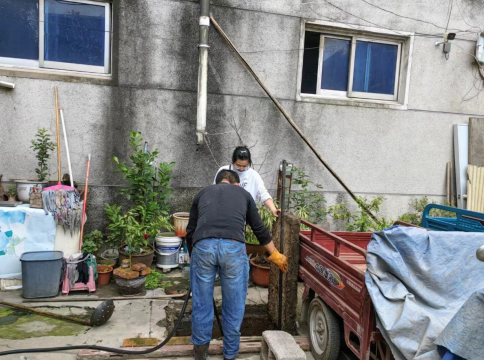 淮滨街道东城社区疏通下水道“舒”通居民心