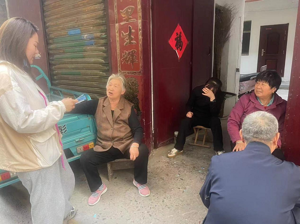医保政策惠民生 入户宣传心贴心