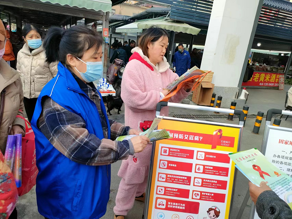 钟郢社区举办“世界艾滋病日”宣传活动