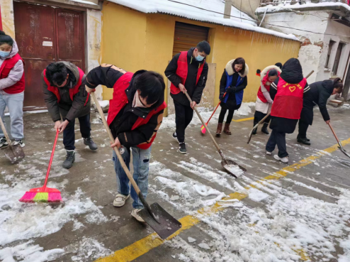 淮滨街道东城社区开展清除积雪暖民心志愿活动