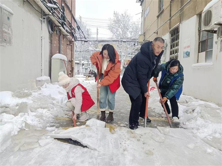 2月4日，扫雪除冰保出行 为民服务暖人心