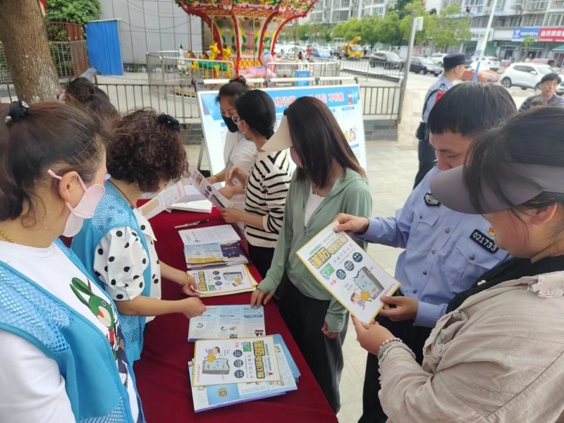 龙泉街道信苑社区联合龙泉派出所开展“预防电信诈骗，共筑平安社区”主题宣传活动