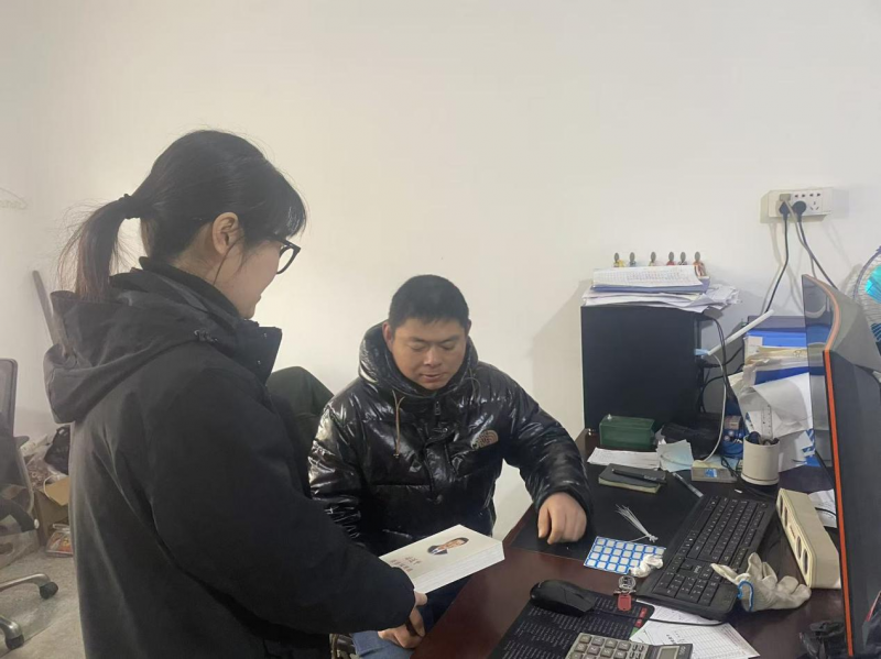 田东街道党建工作指导员孙荣欣到三替物业公司赠送习近平谈治国理政第五卷